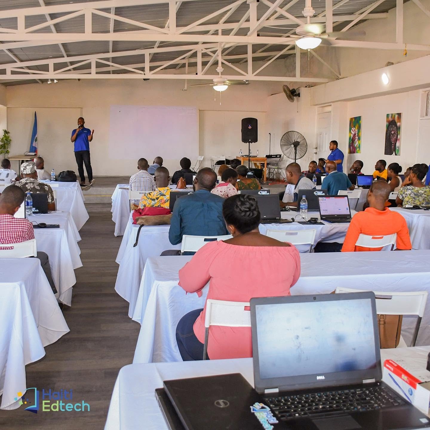 Formation en groupe en salle informatique