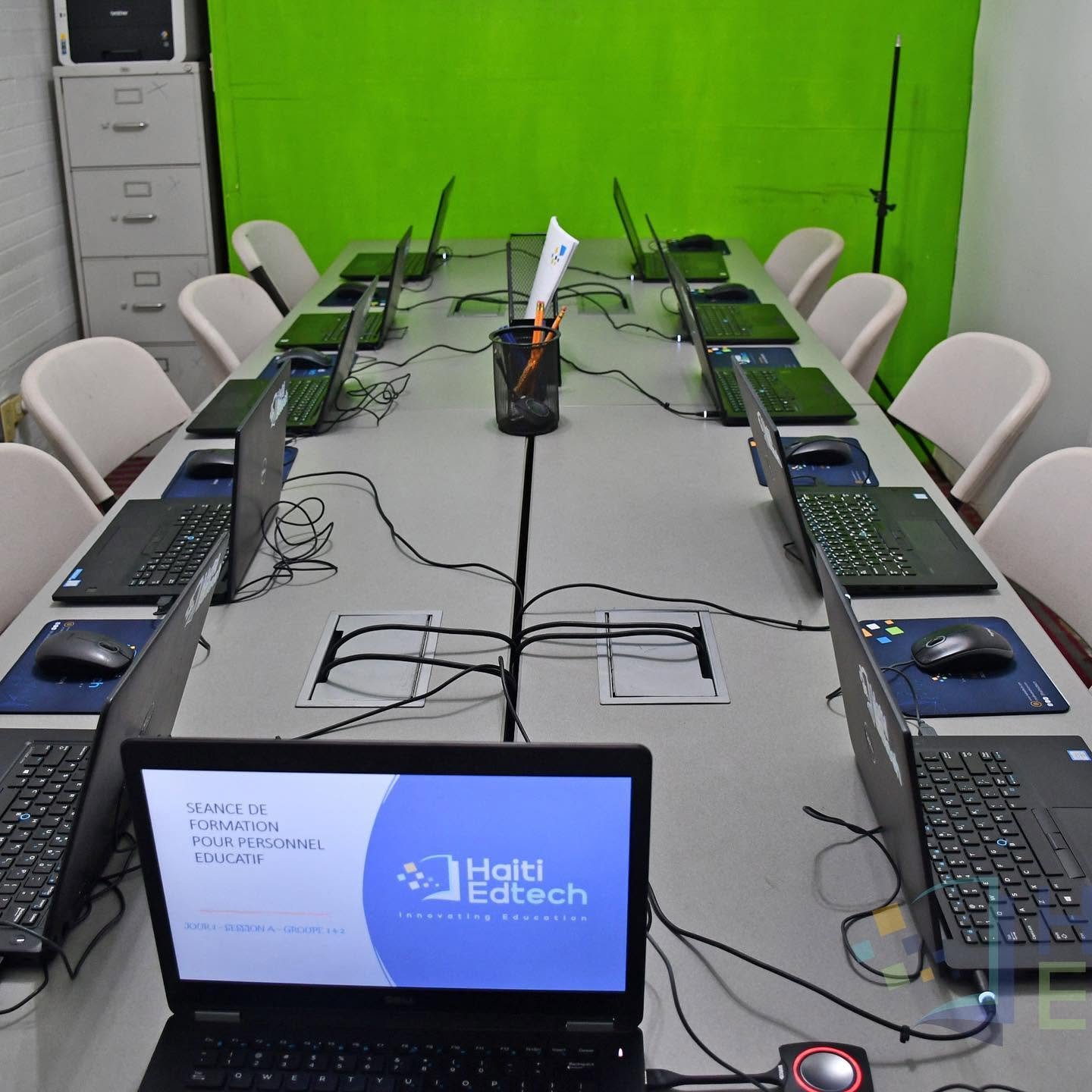 Salle prête pour une session de formation