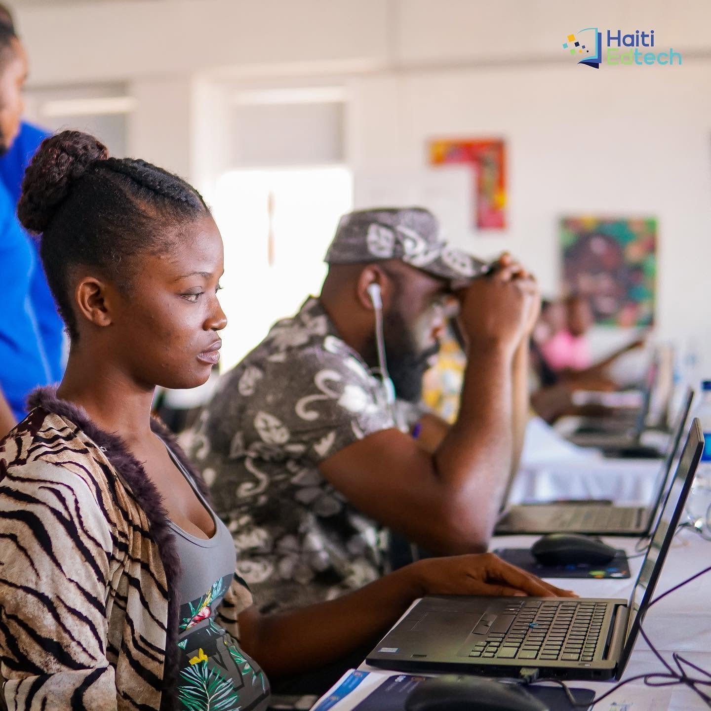 Participants concentrés pendant l'atelier