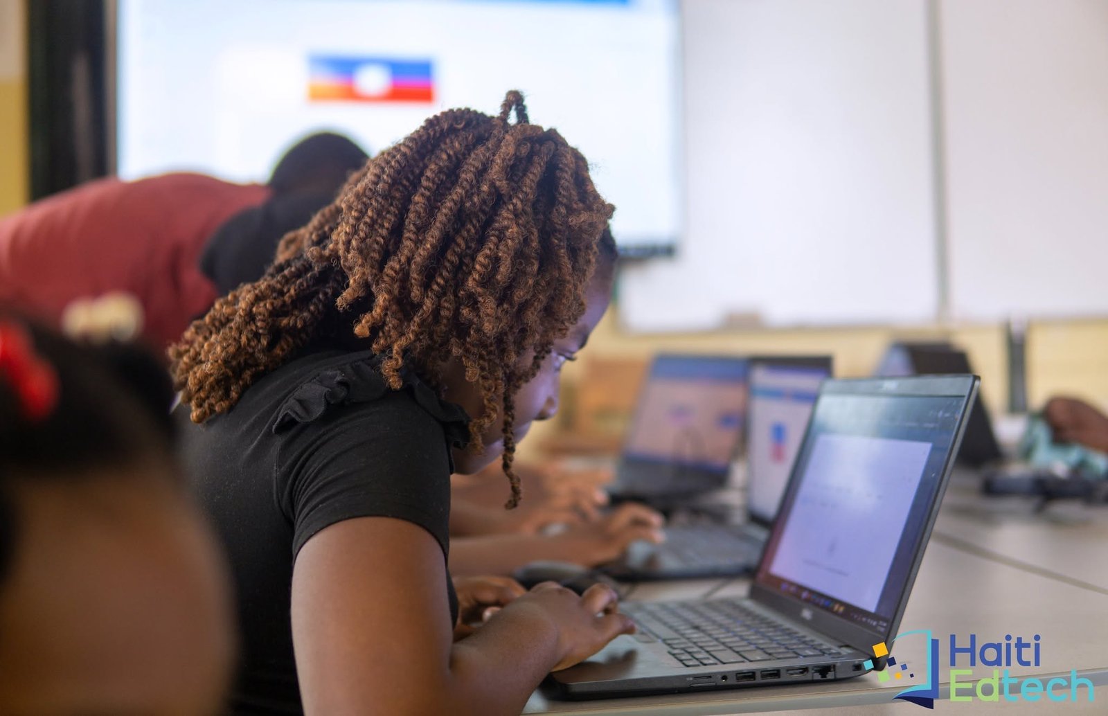 Une jeune Haïtienne connectée à la technologie
